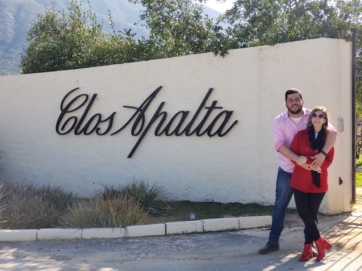 Entrada da vinícola Clos Apalta, com o nome em letras de ferro sobre o muro branco